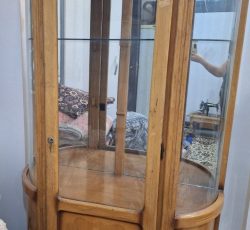 ویترین شیشه ای تمام چوب دو طبقه شیشه ای و دو درب چوبی پایین