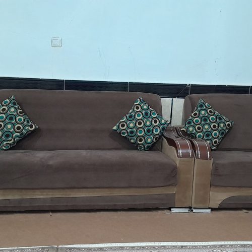 مبل دست دوم 7نفره با چهار تا کوسن و 2میز