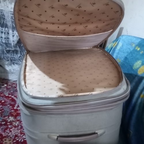 یک عددچمدان‌ ودوعددکاورلباس مخصوص چمدان
