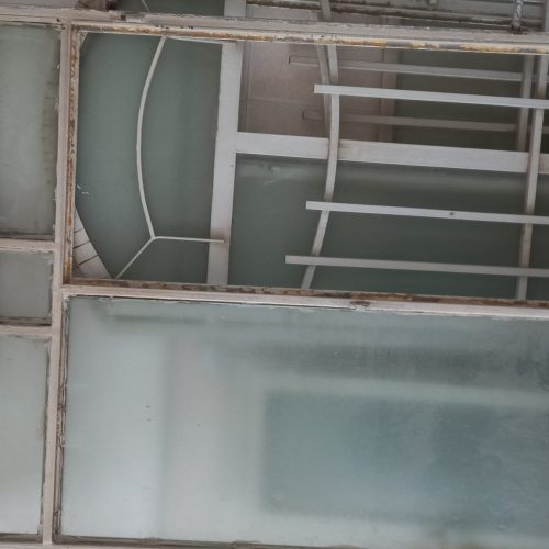 پنجره آهنی