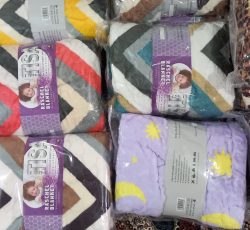 پتوی تابستانه و مسافرتی بسیار نرم و لطیف در ابعاد 150*220 قیمت 400 هزار تومان ادرس حسن اباد جنب بانک کشاورزی زمین های بسیج سوپری گولان