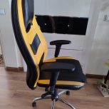 صندلی گیمینگ و کامپیوتر