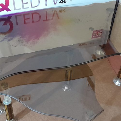 مبل دست دوم 7نفره با چهار تا کوسن و 2میز