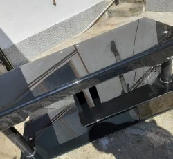 میزتلویزیون شیشه ای