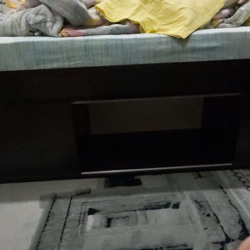 دو تخت خواب یک نفره با تشک  و دو بوفه