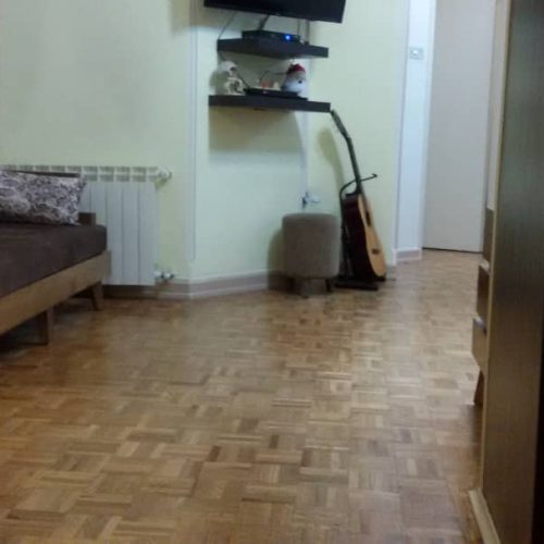 فروش آپارتمان _ 54 متر تک خواب  طبقه 4 انباری دارد پارکینگ و آسانسور ندارد کف پارکت  کابینت mdf  25 سال ساخت  سرویس فرنگی  حمام جدا 1متر بالکن  ادرس مجیدیه جنوبی کوچه فروزنده