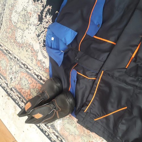 یک دست لباس کار و کفش ایمنی