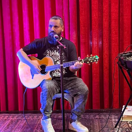 تدریس خصوصی گیتار وآواز (سبک پاپ)