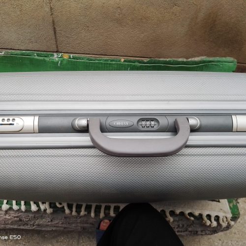 یک عدد چمدان مسافرتی