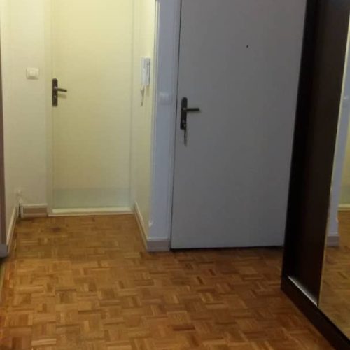 فروش آپارتمان _ 54 متر تک خواب  طبقه 4 انباری دارد پارکینگ و آسانسور ندارد کف پارکت  کابینت mdf  25 سال ساخت  سرویس فرنگی  حمام جدا 1متر بالکن  ادرس مجیدیه جنوبی کوچه فروزنده