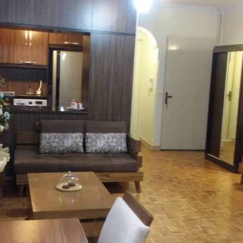 فروش آپارتمان _ 54 متر تک خواب  طبقه 4 انباری دارد پارکینگ و آسانسور ندارد کف پارکت  کابینت mdf  25 سال ساخت  سرویس فرنگی  حمام جدا 1متر بالکن  ادرس مجیدیه جنوبی کوچه فروزنده