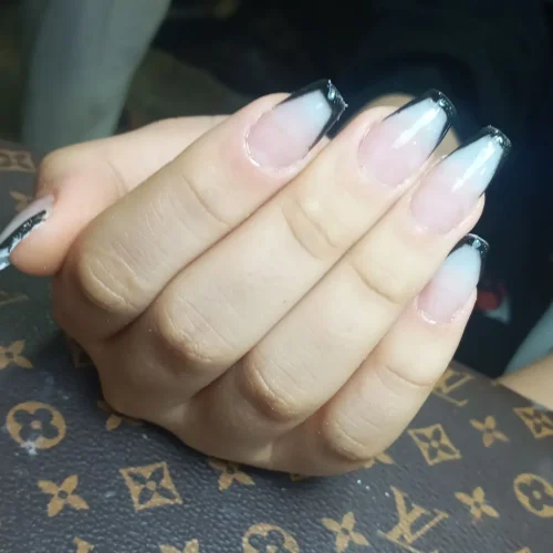 آموزش کاشت ناخن و مژه