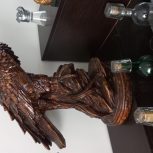 یک مجسمه عقاب قهو ه ای رنگ