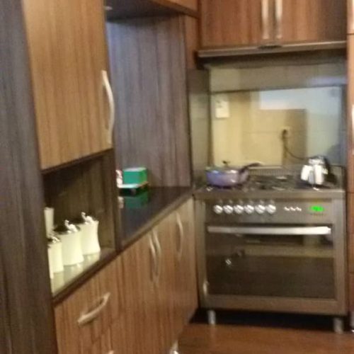 فروش آپارتمان _ 54 متر تک خواب  طبقه 4 انباری دارد پارکینگ و آسانسور ندارد کف پارکت  کابینت mdf  25 سال ساخت  سرویس فرنگی  حمام جدا 1متر بالکن  ادرس مجیدیه جنوبی کوچه فروزنده