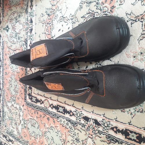 یک دست لباس کار و کفش ایمنی