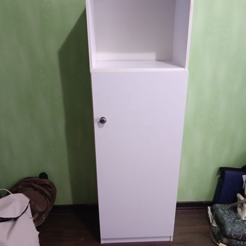 میز شیشه ای و 6 صندلی و میز تلویزیون چ یک کمد ایستاده
