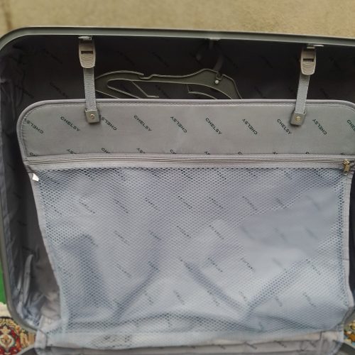 یک عدد چمدان مسافرتی