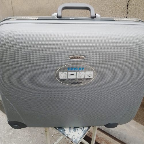 یک عدد چمدان مسافرتی
