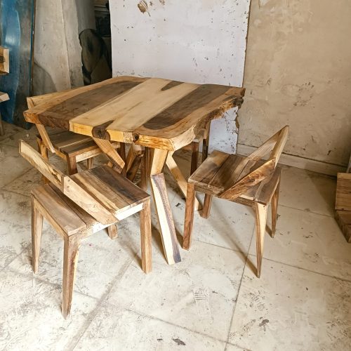 یه میز چهار نفره با صندلی چوب گردو