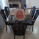 میز شیشه ای و 6 صندلی و میز تلویزیون چ یک کمد ایستاده
