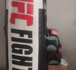 کیسه بوکس و دو دستکش