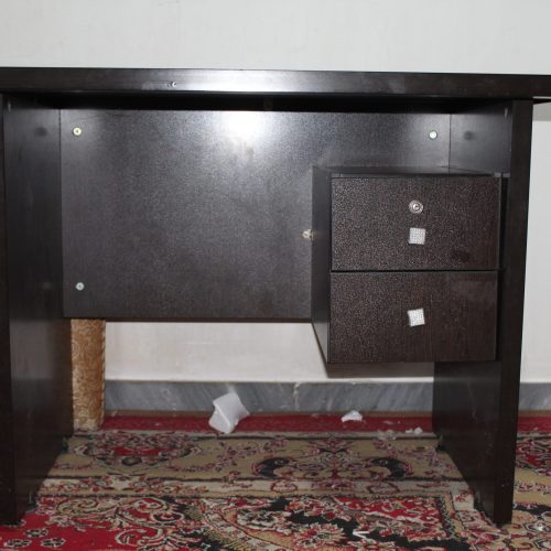 میز منشی و کامپیوتر