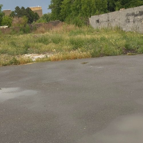 یک قطعه زمین به مساحت 300مترمربع واقع در یکی از بهترین نقاط مهرشهر که بسیارارزانترازقیوت پایه  به حراج گذاشته شده به علت مشکلات مالی