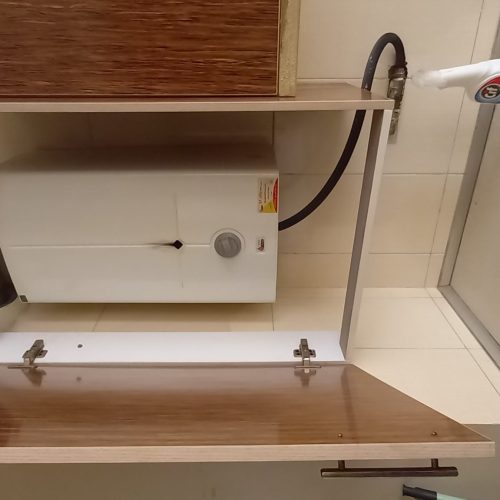 کابینت تمیز کار کرده با سینگ و هود