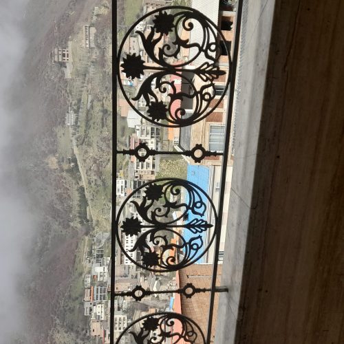 سوئیت در روستای زیارت با پشت بام