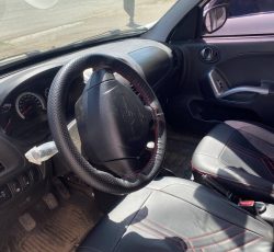 بدنه بدون خط وخش بدون گریسی تا لاستیک ۹۰ درصد روغن گیربکس تازه عوض شده روکش صندلی حرفه ای ماشین ۳۰ تا کار واقعی ماشین نوعه نو هستش تخفیف پایه معامله بیمه ۶ ماه