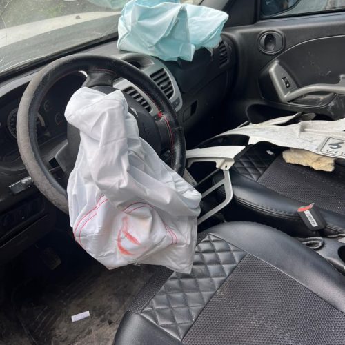 ماشین از جلو تصادف داشته.  ماشین در شمال می باشد