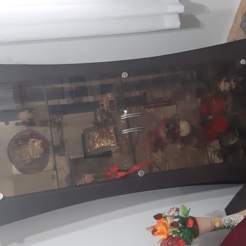 ویترین شیشه ای کاملا سالم باچهارعدد جلومبلی