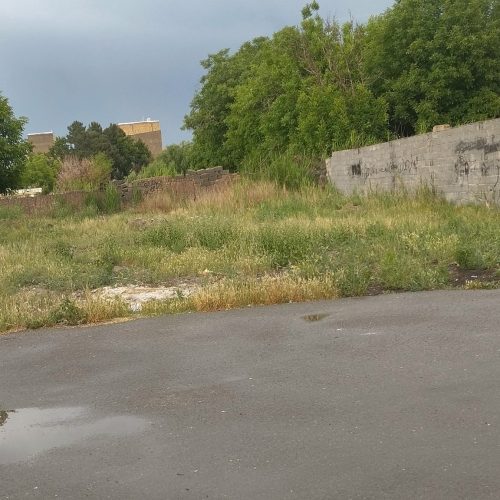 یک قطعه زمین به مساحت 300مترمربع واقع در یکی از بهترین نقاط مهرشهر که بسیارارزانترازقیوت پایه  به حراج گذاشته شده به علت مشکلات مالی