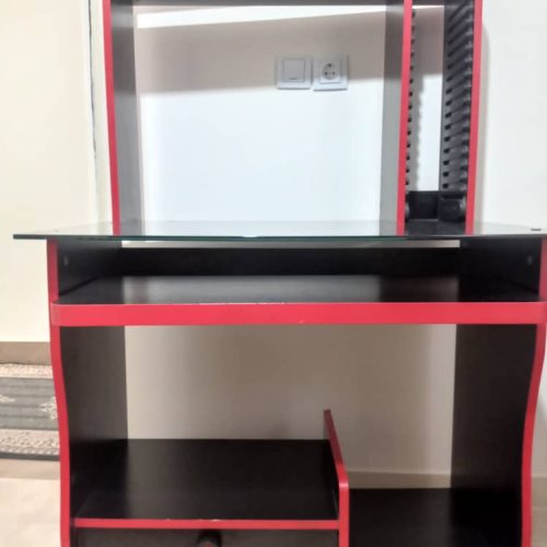 یک عدد میز کامپیوتر