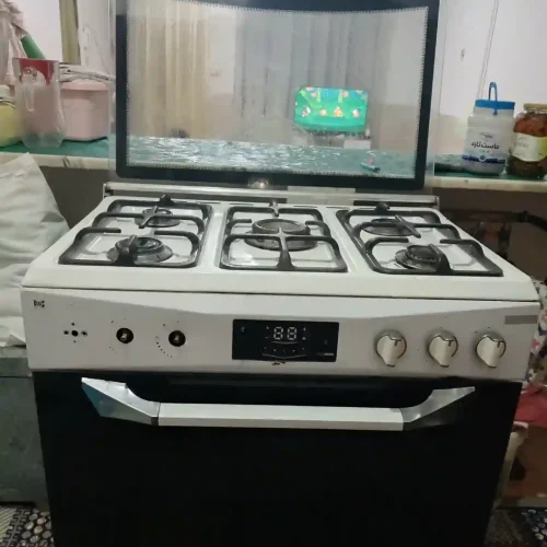 اجاق گاز سالم و تمیز طرح فر پنج شعله
