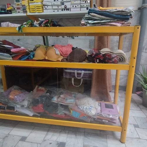 دوعدد ویترین یک میز