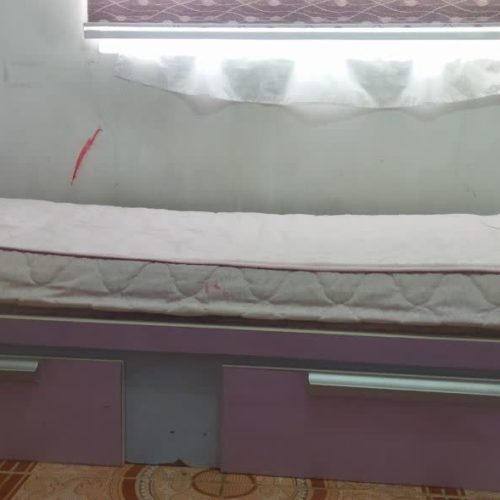 میز کمد دار و کتابخانه، صندلی، تخت، تشک،پرده