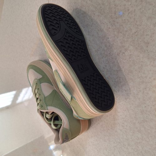 کفش اسپرت دخترانه سایز 37 کاملا نو