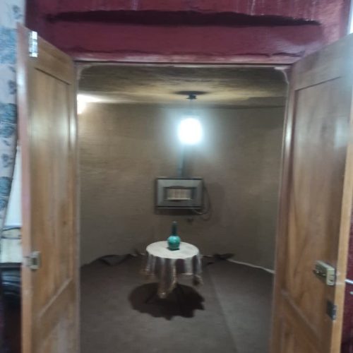 باغ با فضای دلنشین و آب هوای عالی و انواع درختان میوه و بارده و ساختمان شیک ب روز