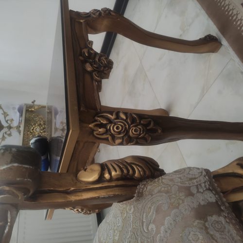 مبل سلطنتی 9نفره همراه با یک عسلی بزرگ و دو عسلی کوچک