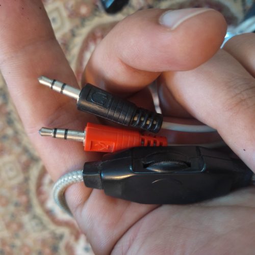 گوشی و دهنی سیستم کامپیوتر