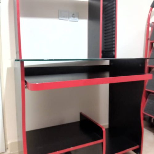 یک عدد میز کامپیوتر