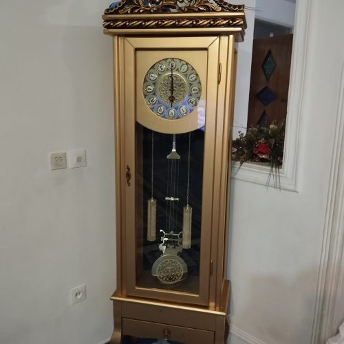 بوفه و ساعت چوبی طلایی