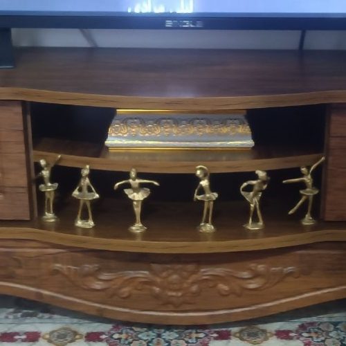 میز تلوزیون در حد نو و جنس عالی