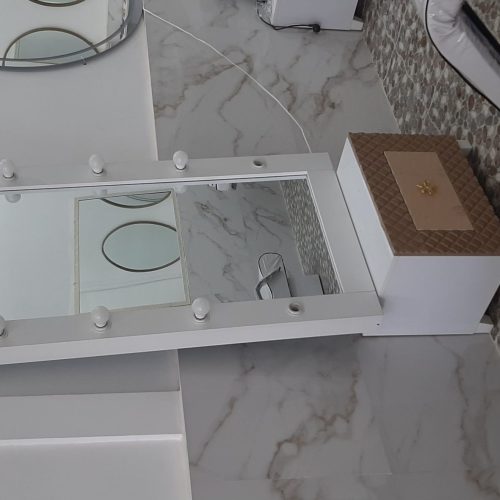 تمام وسایل آرایشگاه زنانه تازه خریداری شده