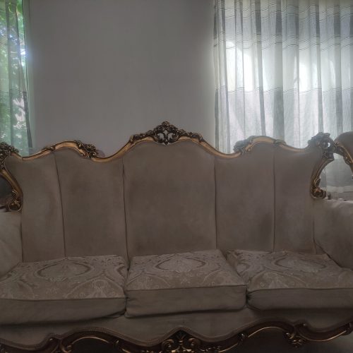 مبل سلطنتی 9نفره همراه با یک عسلی بزرگ و دو عسلی کوچک