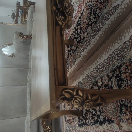 مبل سلطنتی 9نفره همراه با یک عسلی بزرگ و دو عسلی کوچک