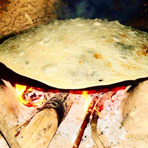 به تعدادی خانم جهت درست کردن نان محلی نیازمندیم.