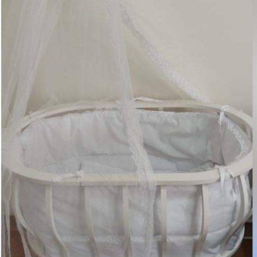 گهواره و تخت کنار مادر