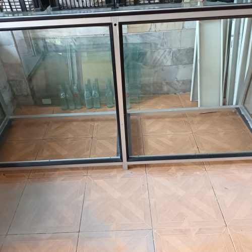 دوعدد ویترین یک میز